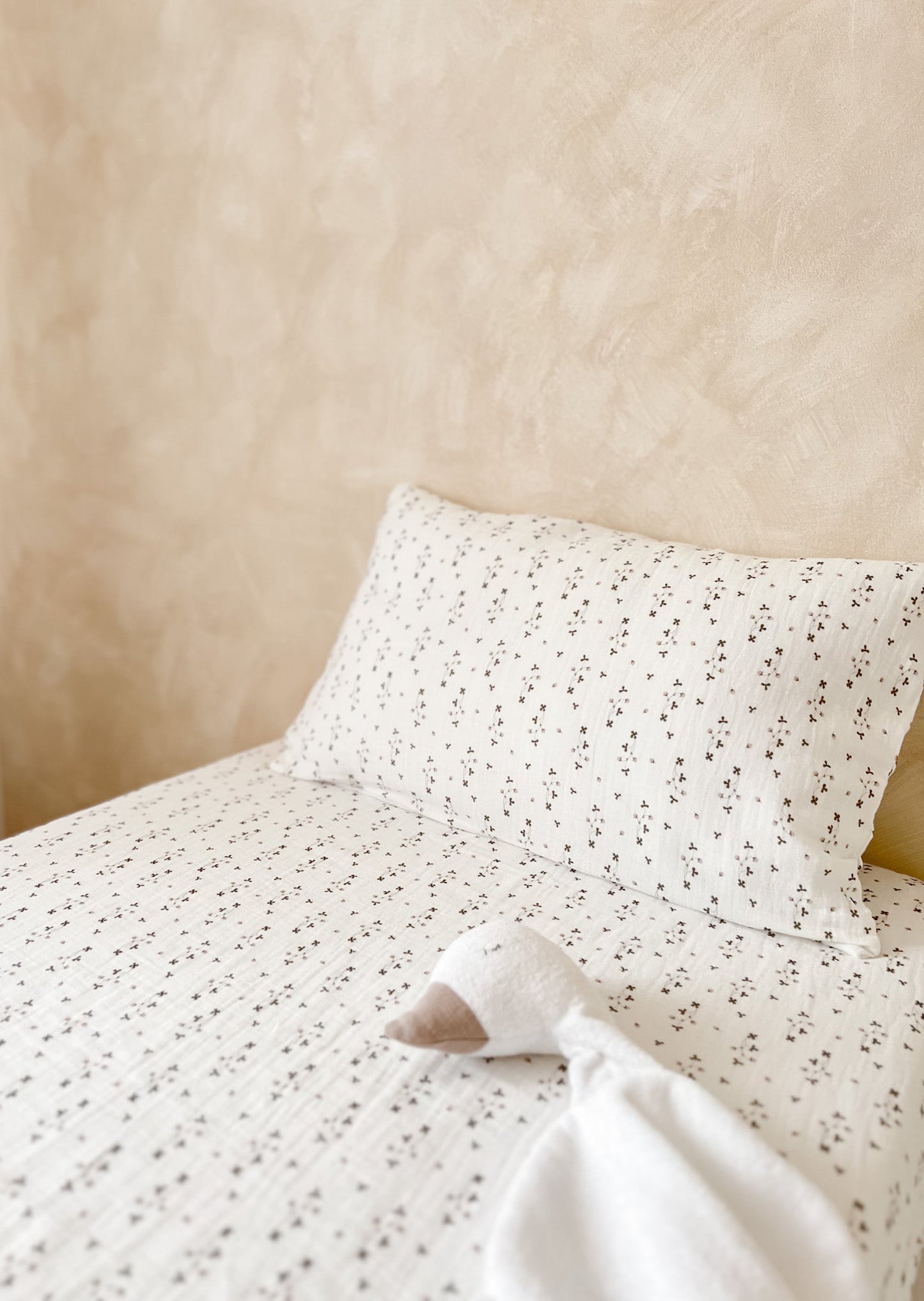 Muslin Cotton Fitted Cotbed Sheet - Botanical